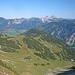 Im Abstieg: Blick über's Tannheimer Tal in die Tannheimer Berge.