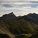 Blick zurück auf den Weg den ich gestern von der Grießlscharte (2632m) gekommen bin. - Im Aufstieg zur Samspitze (2624m) von der Ansbacher Hütte (2376m).