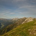 Blick ins Tal auf Pettneu und St. Anton. - Im Aufstieg zur Samspitze (2624m) von der Ansbacher Hütte (2376m).