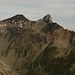 Blick Richtung Nordwesten auf die Feuerspitze (2852m) und auf die markante Wetterspitze (2895m). - Auf dem Gipfel der Samspitze (2624m).