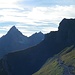 Der markante Gipfel links ist die Weißschrofenspitze (2752m) und rechts daneben, weiter hinten der Valluga (2809m) mit seiner Bergstation. - Auf dem Weg vom Kaiserjochhaus (2310m) zur Leutkircher Hütte (2251m).