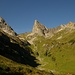 Blick aus dem Tal der Erlachalpe (1922m) hinauf links zur Valluga-Bergstation (2809m) und rechts zur Roggspitze (2747m).