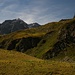 Im Blick wieder die Valluga-Bergstation (2809m). - Aufstieg von der Erlachalpe (1922m) zum Erlijoch (2430m).