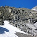 Mit Steigeisen zum Ende des Schneefeldes, dann in leichter Kletterei (I) über die solide Felsrippe in der Bildmitte hoch zur Furggel. 