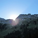 die Sonne steigt über den Grat