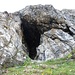 Die Höhle neben dem steilen Pfad. In der Felswand gibt es noch andere "Löcher" dieser Art!