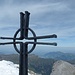 Ein elegantes Gipfelkreuz ist das Ziel der Bergtour