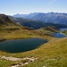 beinahe wie in einer Ebene liegend - doch jeder eine Geländestufe höher:<br />Lago di Taneda superiore, Lago di Tom und Lago Ritom (v.l.)