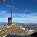 Der Wolfendorn ist erreicht - ein großes Kreuz und die Wettermeßstation (Standpunkt der Kamera) ziehren den geräumigen Gipfel.