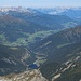 Blick nach Norden ins österreichische Wipptal: jenseits der Serles die Zugspitze, weiter rechts das Inntal, darüber das Karwendel.