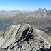 Blick nach Norden; der mittige Drosbergkamm mit der höchsten Erhebung Gaflunakopf (2675m) hebt sich dabei kaum ab. Im Vordergrund der Torkopf (2638m)
