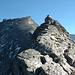 Ein Steinmann markiert den Gratkopf im Aufstieg zum nahen Kraxentrager.
Mit Schnee schaut es hier [http://www.hikr.org/gallery/photo1029854.html?post_id=61365#1 so] aus und ist nach [u Adi]s Worten viel anspruchsvoller.