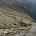 Blick auf die Alpe Categn - Bei der Alphütte steigt man hinunter ins Valle di Fümegn
