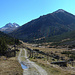 links geht es weiter zur Alp Prünella und rechts ins Val Prüna