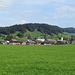 von einem Feldweg aus hat man einen schönen Blick auf Lingenau