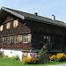 schönes Bregenzerwald Haus mit herbstlichem Schmuck