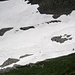 Snowboarder auf dem Großschnee auf der Abfahrt Richtung Meglisalp. Fast 1000 Höhenmeter Abfahrt um diese Jahreszeit findet man in dieser Höhenlage sonst kaum wo in den Alpen