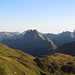 Am Fürschießersattel fällt besonders die Höfats (Bildmitte) auf, ganz rechts der markante Grasgipfel des Schneck, ganz links das Nebelhorn