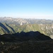 Widderstein (auffallender Gipfel links), in der Mitte der charakteristisch geformte Hohe Ifen. Vis a vis ist der einsame Himmelsschrofenzug (vom Fürschießer-Gipfel aus)
