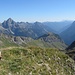 Hochvogel, Hornbachtal und ganz hinten blass die Zugspitze (vom Rauheck)