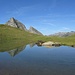 Höfats und Kleine Höfats spiegeln sich im Eissee, hinten in der Bildmitte das Nebelhorn