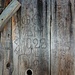 Schnitzerei aus 1928 auf der Holztür der kleinen Hütte - G.S  ZH  1928  U  29  