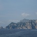 Capri mit den am Bildrand links liegenden bekannten Felsen der Faraglioni