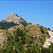 rechts der erosionsgeschädigte Sattel, dahinter der Monte la Spina