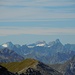 Zoom zur Lechtaler Prominenz: die gigantische Freispitze, Feuerspitze und die Holzgauer Wetterspitze. Darunter das schiefe Kreuz des Sandegg