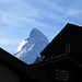 Das Matterhorn über den Dächern von Zermatt