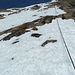 Das steilste Stück des Aufstiegs. Anstrengende lange Hangelei am Drahtseil. Kurzzeitig stieg ich deshalb die schneefreien Felsen rechts entlang des Steilabfalls zur Bretterwand hoch. 