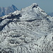 Über dem Tauernhauptkamm hinweg erblickt man die Leoganger Steinberge sowie die Gipfel der Berchtesgadener Alpen.