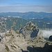 Blick über Klein- und Mitterkaiser in die Chiemgauer Alpen; etwas rechts der Bildmitte Geigelstein und Kampenwand.