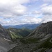 Im Aufstieg ins Tscharre Tal,zur Hintersattel, 2406m, zwischen Kinigat-links und Likofelwand-rechts.