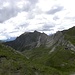 Filmoor Standschützenhütte,2350 m von Hintersattel,2406m ausgesehen.Es sieht sich Porze(2599m),Wildkarlegg(2532m)-mitte  und Filmoorhohe(2457m)-oben der Hutte.