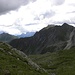 Blick nach Osten, in Karnischen Alpen.Es sieht Hochweissstein oder Monte Peralba(2694m)-links im Hintergrund und Porze(2599m) und Wildkarlegg(2532m)-mitterechts.