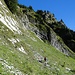 Hier beginnt der steile Aufstieg zur Alphütte von Sess. [u marmotta] geht als Ortskundiger vor.