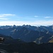 (Noch) strahlend blauer Himmel und grandiose Fernsicht auf dem Nebelhorn