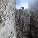 Abklettern der untersten, senkrechten Felsstufe in der Schlucht zwischen den Kreuzbergen VII und VIII