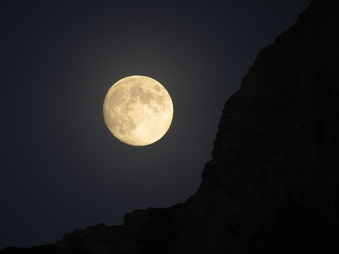 Vollmond ist in 2 Tagen. Der Mond am 28.09.2012 über den... [hikr.org]