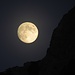 Vollmond ist in 2 Tagen. Der Mond am 28.09.2012 über den Geierköpfen.