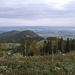 Blick über den Aschauer Kopf hinweg ins Chiemgau