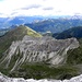 Tiefblick ins Tscharre mit mit unsere Aufstiegweg und Tiroler Gailtal,Liköfelwand, 2421 m und Hochegg(2477m) dahinter.
