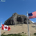 Sebbene non sia sul confine di Stato tra Canada e Usa, al Logan Pass sventolano comunque le bandiere di entrambe le Nazioni. 