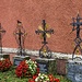 An der Kirchmauer einige schmucke Grabkreuze