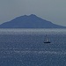 Irgendwie eine ganz friedliche Stimmung, oder? Segelboot im Zoom vor Montecristo.<br /><br />In Qualcun modo un atmosfera molto pacifico, vero? Barca a vela nello zoom davanti l`Isola di Montecristo.