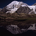 Morgens an der Hintergrathütte (2661m). Bei Windstille spiegelt sich die Nordwand der Königspitze im Hintergratsee.