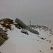 Frostiger Empfang durch die Windböen, da hilft auch das Gipfelkreuz nix.