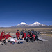 Tobias (rechts) mit einer Gruppe Franzosen vor dem Doppelvulkansystem der Payachatas, auf der Grenze zwischen Bolivien und Chile. Links der Parinacota (6348m) und recht der etwas stärker erodierte Pomerate (6286m). 