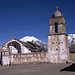 Die Kirche des Ortes Sajama, dahinter Parinacota (6348m) und Pomerate (6286m).